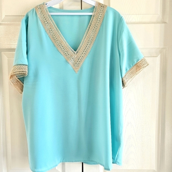 NWOT Amazon Aqua V Neck Short Sleeved Top w Crotchet on Neck & Sleeves - Picture 1 of 9